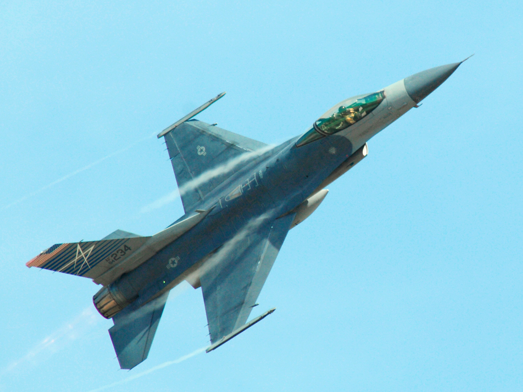 F16 - Nice Con Trails...